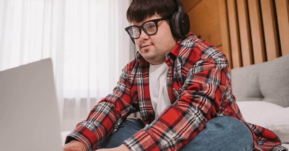 découvrez notre formation musicale en ligne : apprenez la théorie, pratiquez vos instruments favoris et développez vos compétences musicales à votre rythme.