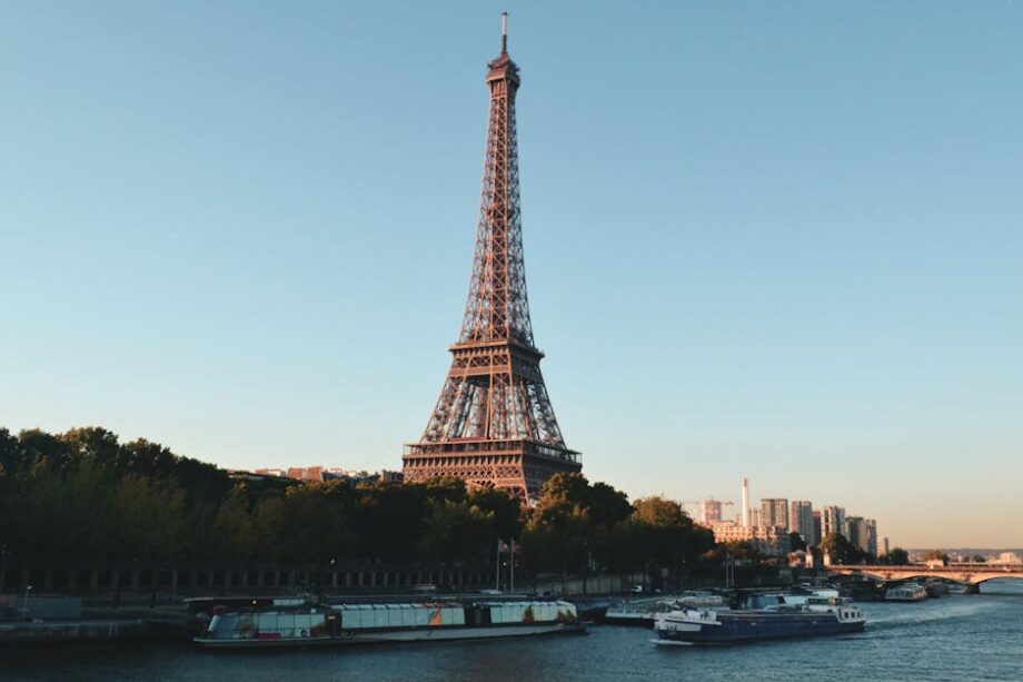 découvrez l'artisanat exceptionnel des luthiers français, maîtres dans la fabrication d'instruments à cordes traditionnels alliant savoir-faire ancestral et innovation.